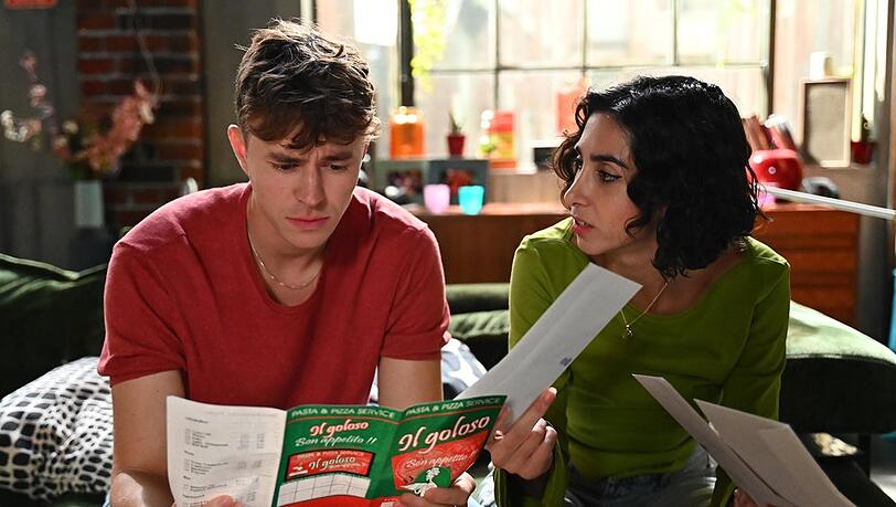 "Alles was zählt": Leyla (r.) besteht irritiert darauf, dass Elias seine Post öffnet. "Alles was zählt": Leyla (r.) besteht irritiert darauf, dass Elias seine Post öffnet.