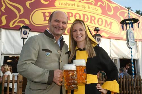 Sepp Krätz mit Tochter Stefanie vor seinem Hippodrom
