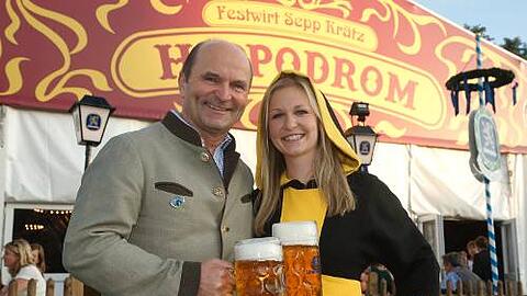 Sepp Krätz mit Tochter Stefanie vor seinem Hippodrom