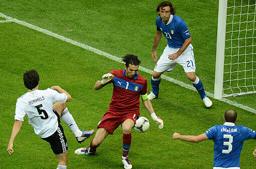 MATS HUMMELS: Note 5. Fast ein Glücks-Tor mit links (6.) erzielt, dann der dicke Patzer gegen Cassano vor dem 0:1 - zu behäbig. Vor dem 0:2? Verschwunden! Ein Schatten auf sein gutes Turnier.