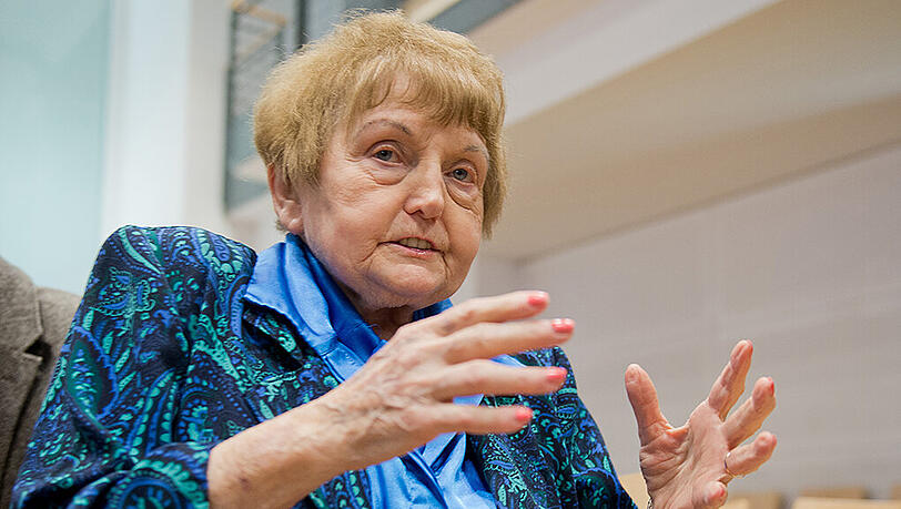 Die Auschwitz-Überlebende Eva Kor im Gerichtssaal in Lüneburg. Die Auschwitz-Überlebende Eva Kor im Gerichtssaal in Lüneburg.
