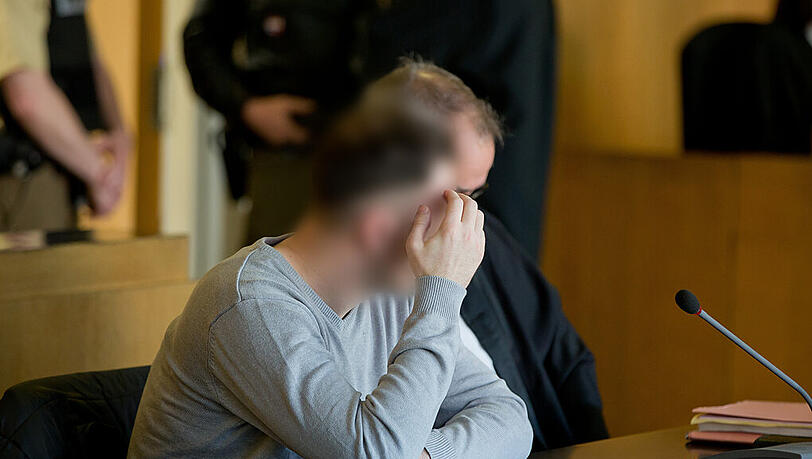 Der wegen Mordes angeklagte Jens M. (l) sitzt im Landgericht Aschaffenburg neben seinem Anwalt Christoph Jahrsdörfer. Der wegen Mordes angeklagte Jens M. (l) sitzt im Landgericht Aschaffenburg neben seinem Anwalt Christoph Jahrsdörfer.