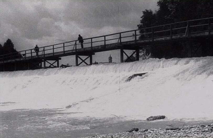 1912: Die Isar rauscht unterm Flauchersteg durch.
