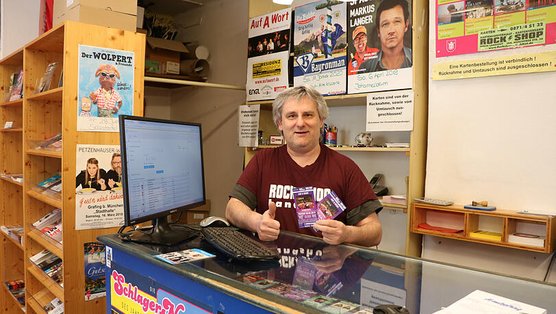 Helmut Renger in seinem Laden. Helmut Renger in seinem Laden.