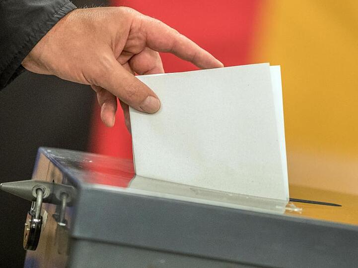 Ein Wähler wirft seinen Stimmzettel zur Bundestagswahl in die Wahlurne.