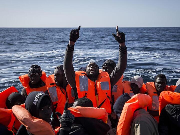 Flüchtlinge aus Afrika in einem Schlauchboot vor der Küste Libyens.