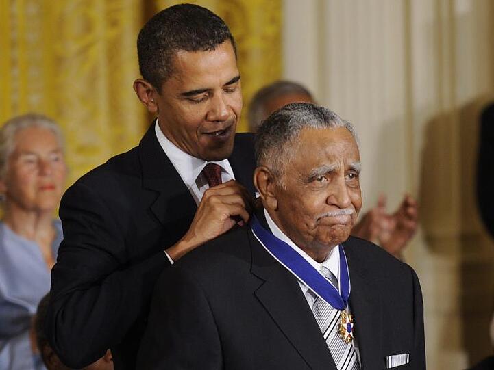 Der Bürgerrechtler Joseph E. Lowery erhält von dem damaligen US-Präsidenten Barack Obama im August 2009 die höchste zivile Auszeichnung der USA, die Presidential Medal of Freedom.
