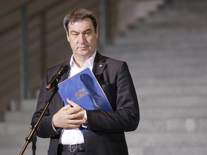 Markus Söder (CSU), Ministerpräsident von Bayern, steht vor dem Kanzleramt. Foto: Markus Schreiber/AP POOL/dpa