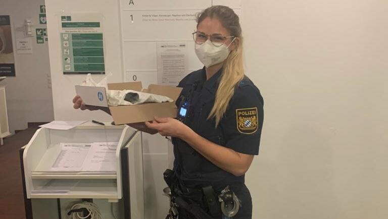 Eine Polizistin hält den Vogel. Eine Polizistin hält den Vogel.