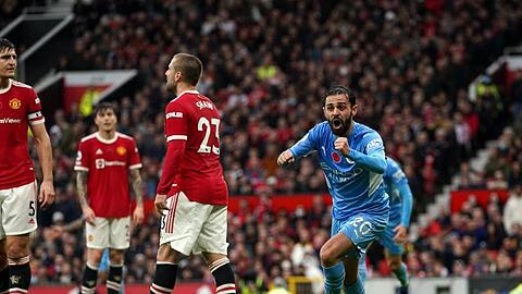 Bernardo Silva (r) traf im Manchester-Derby zum 2:0 für City.