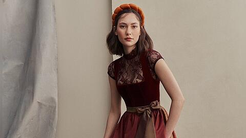 Das Dirndl kommt 2022 in Beeren- und Kupfertönen daher.