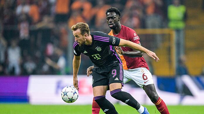 Harry Kane im Zweikampf mit Davidson Sanchez.