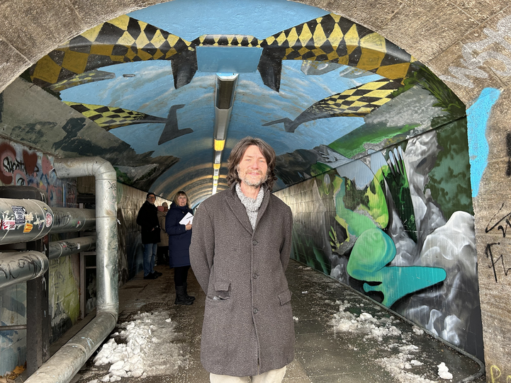 Freiluft-Vernissage: Loomit vor seinem neuesten Kunstwerk. Diesmal überredete er zwei Künstler, den Tunnel auf dem Karl-Müller-Weg am Müller'schen Volksbad gemeinsam zu verschönern. Das Motto: Flora und Fauna.