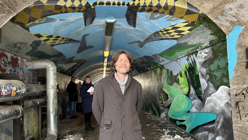 Freiluft-Vernissage: Loomit vor seinem neuesten Kunstwerk. Diesmal überredete er zwei Künstler, den Tunnel auf dem Karl-Müller-Weg am Müller'schen Volksbad gemeinsam zu verschönern. Das Motto: Flora und Fauna. Freiluft-Vernissage: Loomit vor seinem neuesten Kunstwerk. Diesmal überredete er zwei Künstler, den Tunnel auf dem Karl-Müller-Weg am Müller'schen Volksbad gemeinsam zu verschönern. Das Motto: Flora und Fauna.