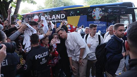 Bald wieder beim FC Barcelona vereint? Die langjährigen polnischen Nationalspieler Robert Lewandowski (M) und Wojciech Szczesny - hier bei der EM in Deutschland.
