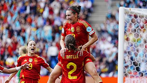 Mariona Caldentey feiert ihren Führungstreffer zum 1:0.