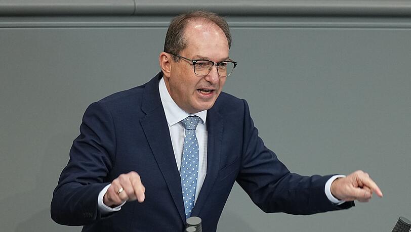 Bundesinnenminister Alexander Dobrindt (CSU) will sich verstärkt um  unerlaubte Drohnenüberflüge kümmern.