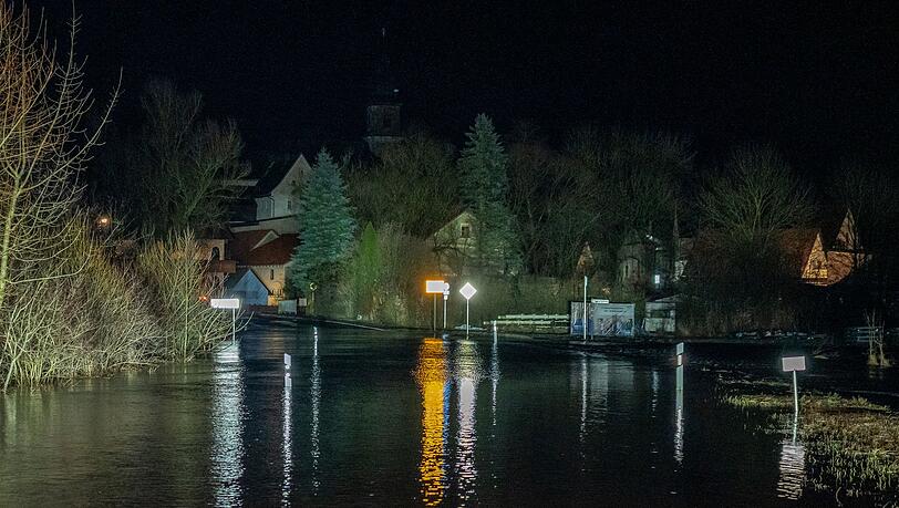 Erste Stra&szlig;en sind &uuml;berflutet.