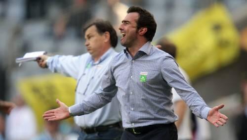 Die Löwen auf neuen Pfaden: Sportdirektor Miki Stevic (vorne) tüftelt derzeit gemeinsam mit Trainer Ewald Lienen am Kader für die kommende Saison. Die Löwen auf neuen Pfaden: Sportdirektor Miki Stevic (vorne) tüftelt derzeit gemeinsam mit Trainer Ewald Lienen am Kader für die kommende Saison.