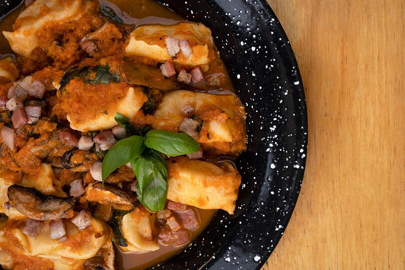 Lassen Sie die Tortelloni bei mittlerer Hitze rund acht bis zehn Minuten köcheln, bis die Soße cremig eingedickt ist. Nun rühren Sie 50 Gramm frisch geriebenen Parmesan unter, bis er geschmolzen ist. Anschließend heben Sie eine Handvoll frischen Babyspinat (etwa 50 Gramm) unter, der in der Hitze zusammenfällt. Wer es kräftiger mag, kann noch 150 Gramm gebratenen Speck hinzufügen. Lassen Sie die Tortelloni bei mittlerer Hitze rund acht bis zehn Minuten köcheln, bis die Soße cremig eingedickt ist. Nun rühren Sie 50 Gramm frisch geriebenen Parmesan unter, bis er geschmolzen ist. Anschließend heben Sie eine Handvoll frischen Babyspinat (etwa 50 Gramm) unter, der in der Hitze zusammenfällt. Wer es kräftiger mag, kann noch 150 Gramm gebratenen Speck hinzufügen.