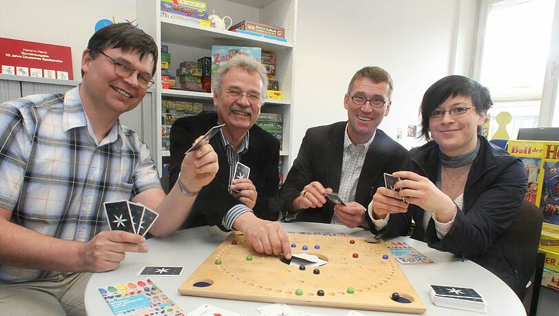 Torsten Lehmann vom Deutschen Spielearchiv zusammen mit Helmut Schwarz, Matthias Henkel und Stefanie Kuschill. Torsten Lehmann vom Deutschen Spielearchiv zusammen mit Helmut Schwarz, Matthias Henkel und Stefanie Kuschill.