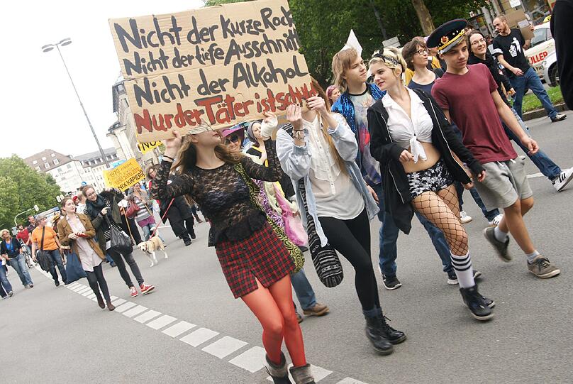 Beim Slutwalk in München haben heute rund 200 Menschen unter dem Motto "Nein heißt Nein" gegen Diskriminierung und Sexismus demonstriert. Sie stellen sich damit gegen sexualisierte Gewalt sowie gegen Vergewaltigungsmythen und -verharmlosungen.