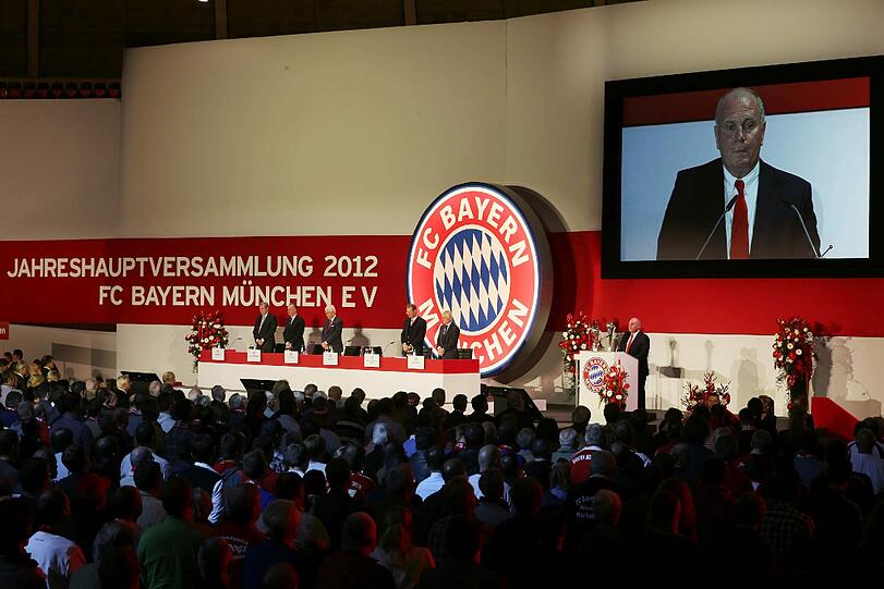 Die Begrüßungsansprache hält der Präsident - Uli Hoeneß am Rednerpult.