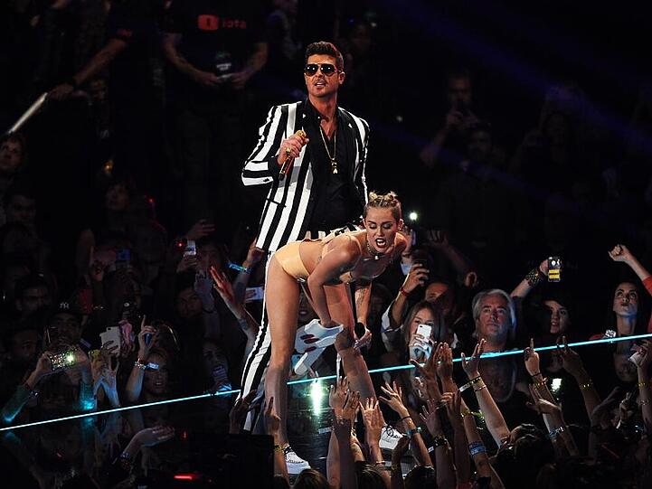 Damit noch nicht genug: Auch Kollege Robin Thicke war Teil der Skandalshow von Miley Cyrus!