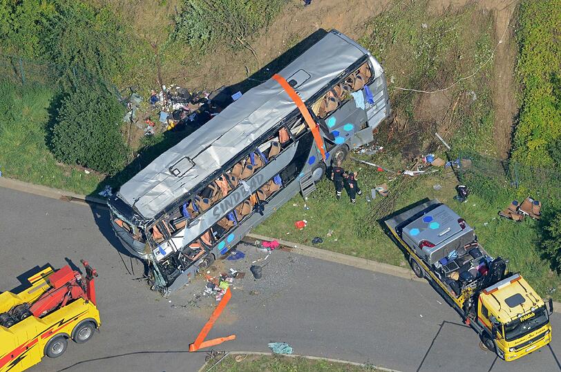 Den Helfern bietet sich ein schrecklicher Anblick. In der Nacht zum Samstag sind bei einem schweren Busunglück mindestens neun Menschen ums Leben gekommen und viele schwer verletzt. Die Bilder!
