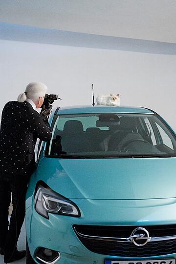 Am Set: Opel Corsa, Karl Lagerfeld und Supermodel Choupette.