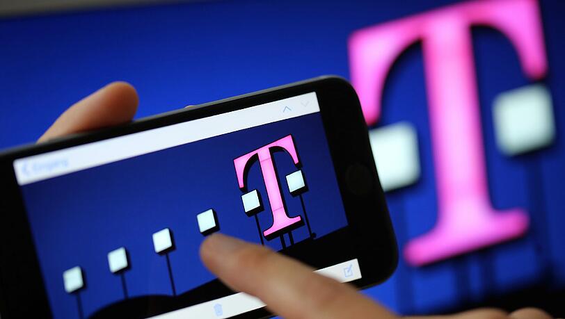 Wegen des brummenden US-Geschäftes kletterten die Konzernerlöse der Telekom im Vergleich mit dem Vorjahreszeitraum um 2,2 Prozent auf 17,8 Milliarden Euro. Foto: Oliver Berg Wegen des brummenden US-Geschäftes kletterten die Konzernerlöse der Telekom im Vergleich mit dem Vorjahreszeitraum um 2,2 Prozent auf 17,8 Milliarden Euro. Foto: Oliver Berg