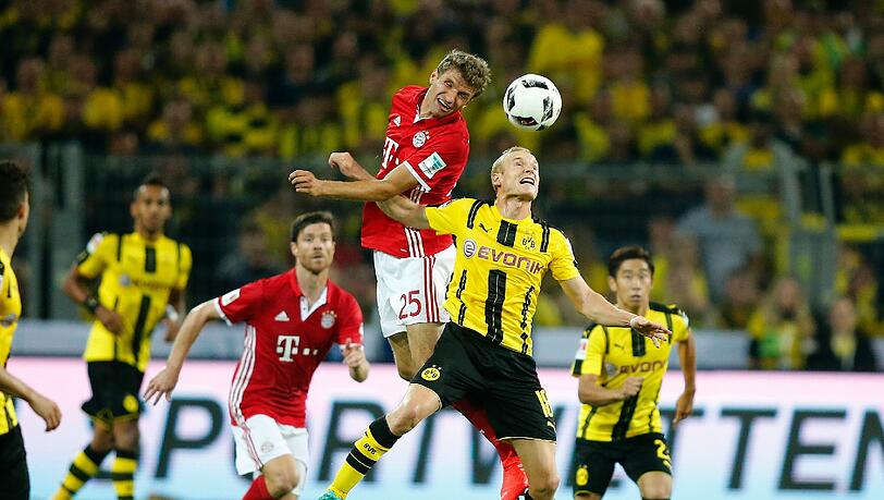Thomas Müller gegen Sebastian Rode beim deutschen Supercup-Finale im August, das die Bayern mit 2:0 gewannen. Thomas Müller gegen Sebastian Rode beim deutschen Supercup-Finale im August, das die Bayern mit 2:0 gewannen.