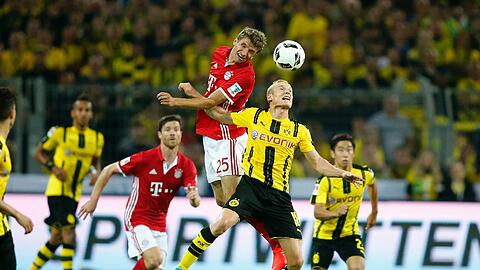 Thomas Müller gegen Sebastian Rode beim deutschen Supercup-Finale im August, das die Bayern mit 2:0 gewannen.