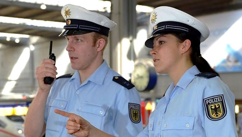 Bundespolizisten kontrollieren das Geschehen am Bahnhof. (Symbolbild) Bundespolizisten kontrollieren das Geschehen am Bahnhof. (Symbolbild)