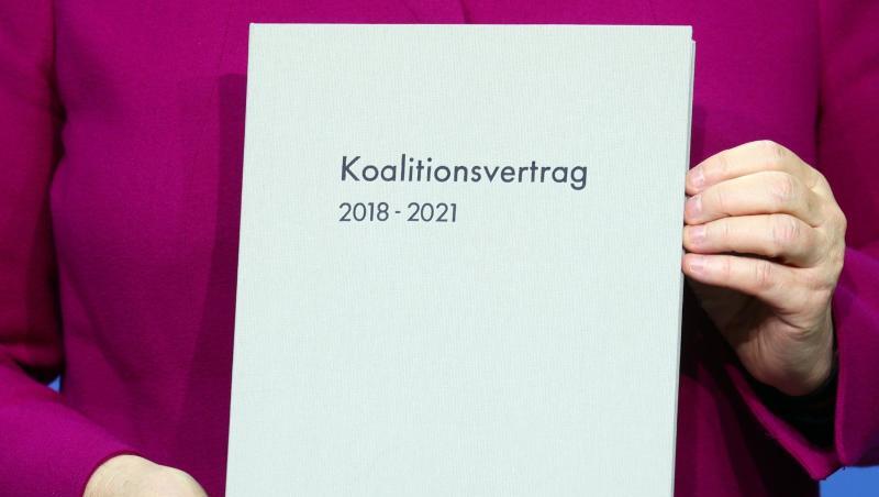 12. März 2018: Bundeskanzlerin Angela Merkel hält in Berlin den unterschriebenen Koalitionsvertrag in den Händen. 12. März 2018: Bundeskanzlerin Angela Merkel hält in Berlin den unterschriebenen Koalitionsvertrag in den Händen.