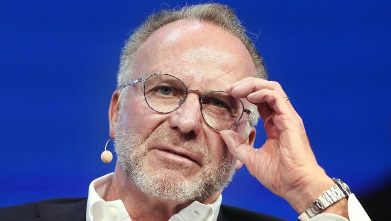 Der Vorstandsvorsitzende vom FC Bayern München, Karl-Heinz Rummenigge, beantwortet Fragen von Journalisten. Foto: Roland Weihrauch/dpa/Archivbild Der Vorstandsvorsitzende vom FC Bayern München, Karl-Heinz Rummenigge, beantwortet Fragen von Journalisten. Foto: Roland Weihrauch/dpa/Archivbild