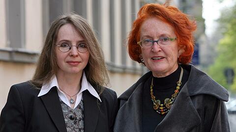 Die Schriftstellerin Ria Endres (rechts) neben ihrer Kollegin Sylvia Geist bei einer Preisverleihung in Weimar.