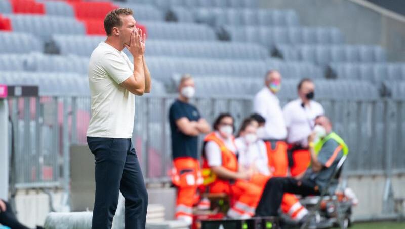 Bayern-Trainer Nagelsmann gibt während der Partie Anweisungen.
