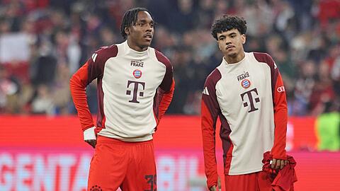 Die beiden Bayern-Talente Mathys Tel (l.) und Adam Aznou bekommen derzeit wenig Spielzeit. Eine Leihe könnte zur Option werden.