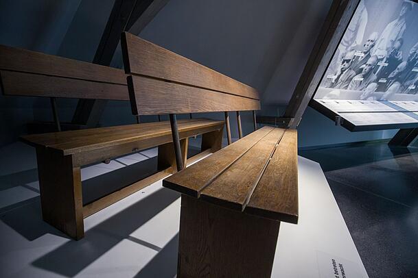 Im "Memorium Nürnberger Prozesse" erinnern Ausstellungsstücke wie die historischen Anklagebänke an die Verfahren gegen hochrangige Nazis. (Archivbild)