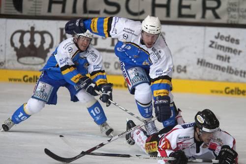 Diesen Zweikampf kann Dietrich Brandon (Mitte) vom EHC gegen Bremerhaven für sich entscheiden.