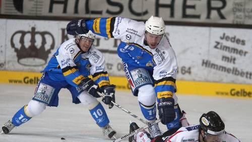 Diesen Zweikampf kann Dietrich Brandon (Mitte) vom EHC gegen Bremerhaven für sich entscheiden. Diesen Zweikampf kann Dietrich Brandon (Mitte) vom EHC gegen Bremerhaven für sich entscheiden.