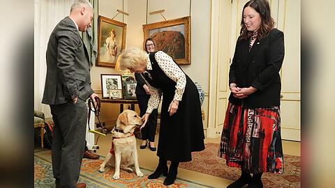 K&ouml;nigin Camilla verw&ouml;hnt Hund Freddy mit ausgiebigen Streicheleinheiten.