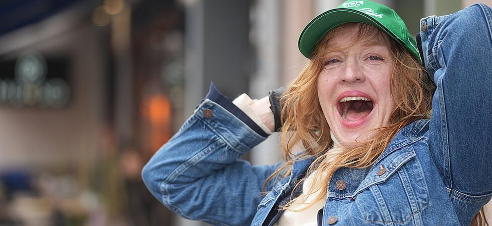 Brigitte Hobmeier findet auch, dass M&uuml;nchen ein bisschen mehr Glamour haben k&ouml;nnte. Auf der anderen Seite w&uuml;nscht sie sich: &bdquo;Lasst M&uuml;nchen doch schief und krumm&ldquo;.