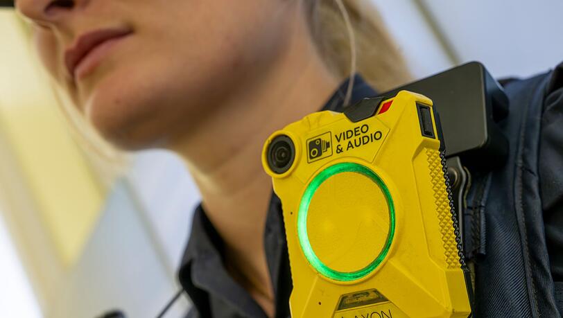 Polizistin mit Bodycam. Polizistin mit Bodycam.