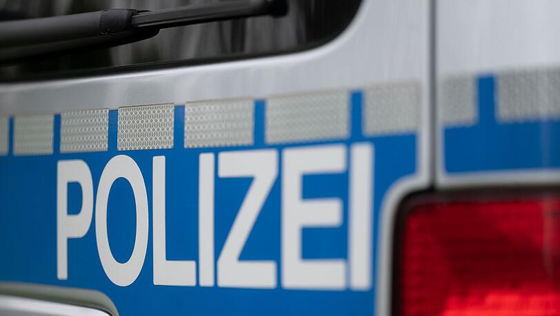 Die Polizei sperrt die Autobahn in Richtung W&uuml;rzburg. (Symbolbild)