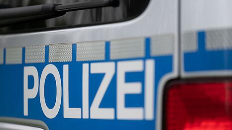 Die Polizei sperrt die Autobahn in Richtung W&uuml;rzburg. (Symbolbild)