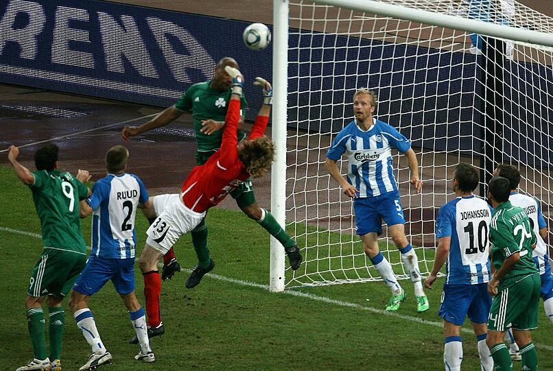 Ex-Bayern Stefan Wessels (in rot) steht in Odense im Tor.