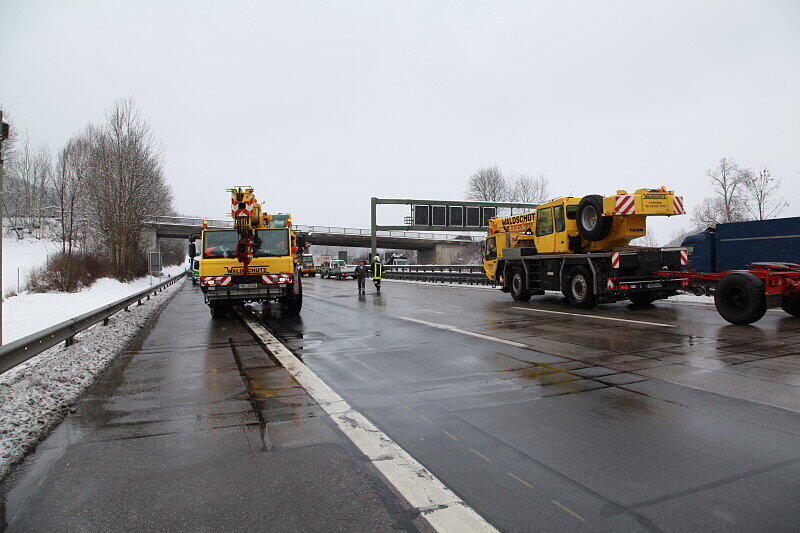 Schwerer Lkw-Unfall auf der A 8 in Richtung Salzburg: Die Bilder
