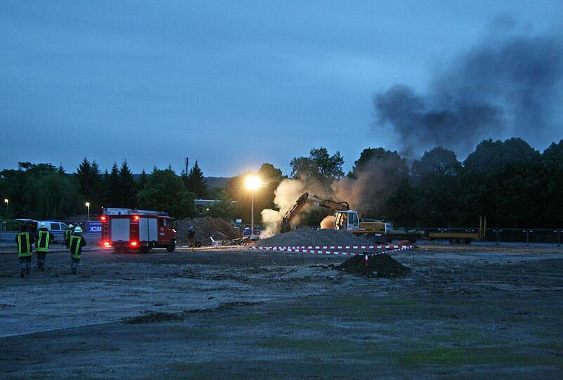 Juni 2010: Rettungskräfte eilen auf dem Schützenplatz in Göttingen an eine markierte Stelle, an der zuvor während einer Bombenentschärfung der Sprengsatz explodierte. Drei Menschen starben.